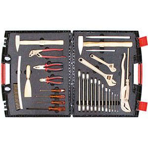 UTENSILI DI SICUREZZA ANTISCINTILLA Assortimento di utensili in valigetta in materiale plastico con divisorio.<br>Contenuto 28 utensili.<br>Composizione:<br>12 chiavi fisse Art. 9916 da mm 6x7 - 8x9 - 10x11 - 12x13 - 14x15 - 16x17 - 18x19 - 20x22 - 21x23 - 24x27 - 25x28 - 30x32<br>1 pinza universale da mm 200<br>1 pinza regolabile Art. 9904<br>1 tronchese con taglienti laterali da mm 165<br>1 giratubi Art. 9931 T 1.1/2<br>2 chiavi a rullino da mm 200 - 300<br>2 martelli di tipo tedesco da g 500 - 1000<br>2 giraviti punta piana mm 100x4,5 - 150x8<br>2 giraviti punta a croce PH 1 - 2<br>2 scalpelli Art. 9944 da mm 200 - 300<br>1 spatola Art. 9958 50<br>1 spazzola Art. 9960 safety hand tools 9984