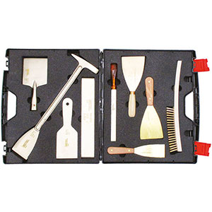 UTENSILI DI SICUREZZA ANTISCINTILLA Assortimento di utensili in valigetta in materiale plastico con divisorio.<br>Contenuto 9 utensili.<br>Composizione:<br>2 spatole Art. 9958 E 50 - 90<br>1 spatola Art. 9958 90<br>1 scrostatoio Art. 9942 R<br>1 raschietto Art. 9943 A<br>1 raschietto Art. 9943 T 300<br>1 raschiatoio Art. 9943 R<br>1 raschiapareti Art. 9943 E<br>1 spazzola Art. 9960 safety hand tools 9986
