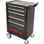 CARRELLI PORTAUTENSILI Tipo a 5 cassetti (2xh74 mm, 3xh119 mm) e vano nella base di dimensioni 476x311.<br>Dimensioni carrello mm 605x375x930.<br>Guide telescopiche, con portata di 20 kg per cassetto. Portata massima Kg 200.<br>Per moduli con utensili ved. Art. 998 G 9F a 998 G 9ZE.<br>Peso Kg 41. tool trolleys 998G 7