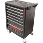 CARRELLI PORTAUTENSILI Tipo a 7 cassetti (5xh70 mm, 2xh145 mm) di dimensioni mm 482x345.<br>Dimensioni carrello mm 709x470x970.<br>Con maniglia di trasporto. Senza utensili. Colore nero/antracite.<br>Per moduli con utensili ved. Art. 998 G 9F a 998 G 9ZE.<br>Peso Kg 65. tool trolleys 998G 8C