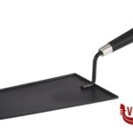 0 BOB-PALETTA DA SERVIZIO FORMA CAZZUOLA NERO CON MANICO LEGNO. MIS. PIATTO CM.23,5X15,5 MIS. TOT CM.37X15,5 H 12,5  40681 APS  ASSHEUER POTT GMBH E CO KG