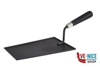 0 BOB-PALETTA DA SERVIZIO FORMA CAZZUOLA NERO CON MANICO LEGNO. MIS. PIATTO CM.23,5X15,5 MIS. TOT CM.37X15,5 H 12,5 40681 APS ASSHEUER POTT GMBH E CO KG