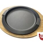 accessori da portata HORECA PROFESSIONAL-GHISA PIATTO TONDO CM 31 (INT. CM.27) CON BASE LEGNO CM 37X32,8   YY2064 IMPORT TAVOLA PROFESSIONAL